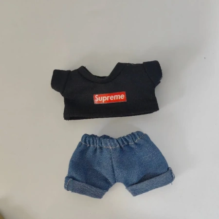 Одежда Labubu черная футболка и джинсы Supreme