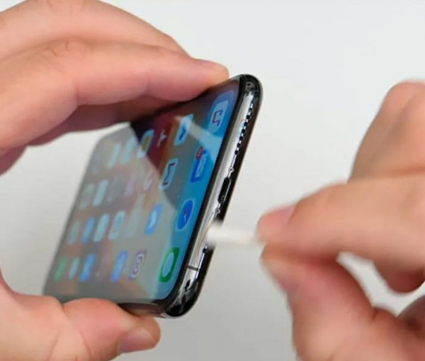 Чистка динамиков на iPhone 13 Mini