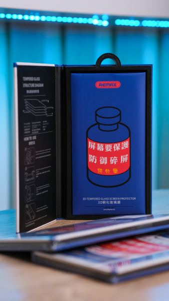 Защитное стекло для iPhone 13/13 Pro/14/16e Фирменное